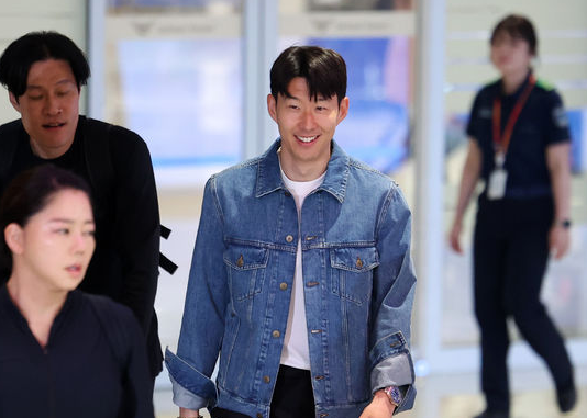 ‘생애 첫 우승’ 손흥민 금의환향…웃으며 팬들에 손인사